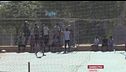 Los agentes identifican a menores en un campo de fútbol en su batida por Ceuta