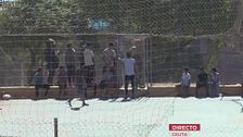 Los agentes identifican a menores en un campo de fútbol en su batida por Ceuta