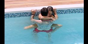 Mara y Juanpi tienen sexo en la piscina y las chicas reaccionan: "Hacen movimientos muy raros"