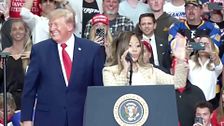 Donald Trump elogia el culo de Nicky Minaj en mitad de su mitin de campaña en Michigan