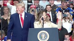 Donald Trump elogia el culo de Nicky Minaj en mitad de su mitin de campaña en Michigan