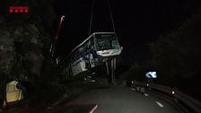 Las grúas retiran el autobús en Fogars y las autoridades investigan las causas del accidente que deja decenas de heridos