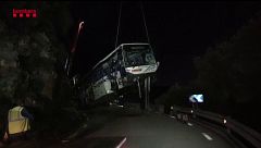 Las grúas retiran el autobús en Fogars y las autoridades investigan las causas del accidente que deja decenas de heridos