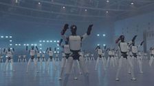 Una centena de robots humanoides baten el récord Guinness tras realizar una coreografía al unísono en Junan, China