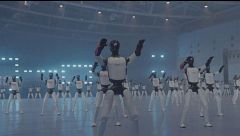 Una centena de robots humanoides baten el récord Guinness tras realizar una coreografía al unísono en Junan, China