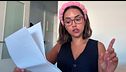 Lucía enseña los resultados de los análisis de su tratamiento de fertilidad