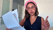 Lucía enseña los resultados de los análisis de su tratamiento de fertilidad