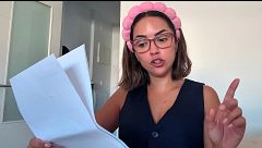 Lucía enseña los resultados de los análisis de su tratamiento de fertilidad