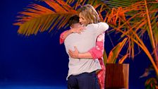 El emotivo abrazo de Sandra Barneda a Miguel en su momento más duro en la hoguera: "Que no se te quede nada dentro"
