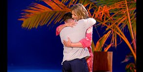 El emotivo abrazo de Sandra Barneda a Miguel en su momento más duro en la hoguera: "Que no se te quede nada dentro"