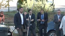 Óscar Puente, pendiente del móvil tras el accidente ferroviario a su llegada a un foro de infraestructuras