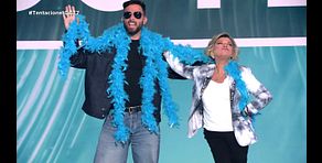 Los colaboradores hacen el viral baile de Estela Reynolds 'La mar está fresquíbiris'