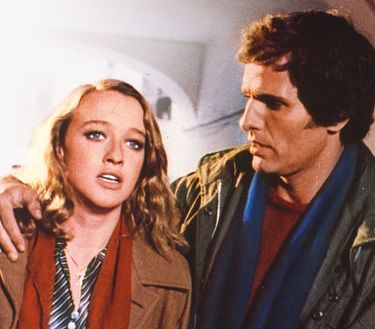 Un uomo in ginocchio