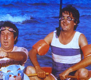 La liceale al mare con l'amica di papà