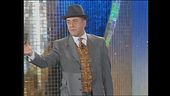 Giorgio Faletti è l'imprenditore Attilio Bossolazzi a Zelig - Facciamo Cabaret 1998