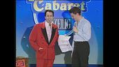 Il Mago Forest interagisce con il pubblico a Zelig - Facciamo Cabaret 1998
