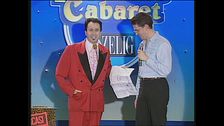 Il Mago Forest interagisce con il pubblico a Zelig - Facciamo Cabaret 1998