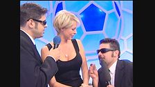 LILLO E GREG: Le donne fanno la cacca?