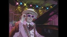 Simona Ventura intervista Elton John a Zelig - Facciamo Cabaret 1999