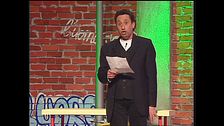 Beppe Braida legge le ultime news a Zelig Circus 2003