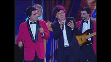 Elio e le storie tese cantano "Fossi figo" con Claudio Bisio