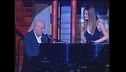 Claudio Bisio canta "Un'ora sola ti vorrei" a Zelig Circus 2004