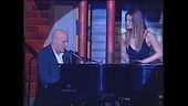 Claudio Bisio canta "Un'ora sola ti vorrei" a Zelig Circus 2004