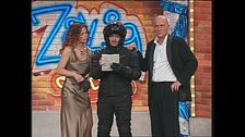 Capocenere arriva in moto a Zelig Circus 2004