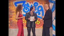 Claudio Batta finisce il cruciverba con Claudio Bisio e Vanessa Incontrada a Zelig Circus 2004