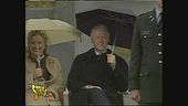 Clinton e Hilary sotto gli ombrelli