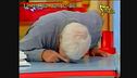 Bigazzi fa uno strano gesto