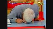 Bigazzi fa uno strano gesto