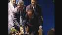 Berlusconi saluta
