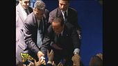 Berlusconi saluta