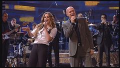 Claudio Bisio e Vanessa Incontrada in un medley di canzoni di Enzo Jannacci