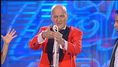 Claudio Bisio è il mago Claus a Zelig Circus 2013