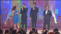 Marco Mengoni e Giovanni Vernia cantano "L'essenziale" a Zelig Circus 2013