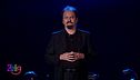 Fabio De Luigi è Carlo Lucarelli a Zelig 2014