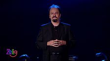 Fabio De Luigi è Carlo Lucarelli a Zelig 2014