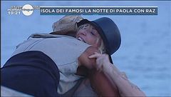 Isola dei famosi: la notte di Paola con Raz