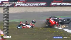 Melandri sorpassa e cade