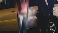 Un'auto sbanda pericolosamente