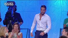 Alex entra in studio...