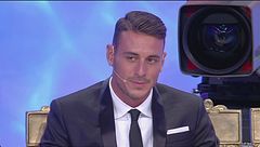 Mattia entra in studio e...