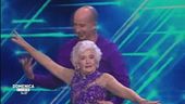 La nonna che balla ha conquistato tutti