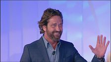Gerard Butler... che ingresso!