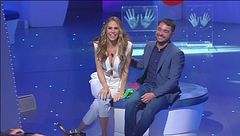 "Non vuoi sta' sdraiata?"