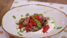 Straccetti di cavallo con burrata, pesto di rucola e pomodori