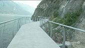 Si pedala a strapiombo sul lago
