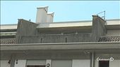 Spara dal balcone, immigrato ferito